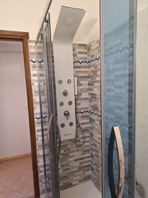 Regadera, secadora de cabello, bidet, toallas 