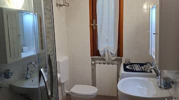 Doccia, asciugacapelli, bidet, asciugamani