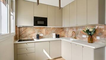 Réfrigérateur, micro-ondes, plaque de cuisson, lave-vaisselle