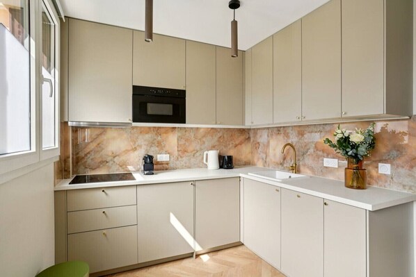 Fridge, microwave, stovetop, dishwasher