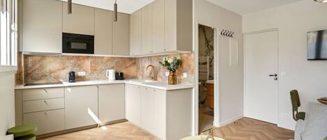 Réfrigérateur, micro-ondes, plaque de cuisson, lave-vaisselle