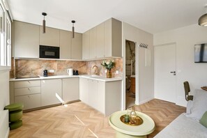 Réfrigérateur, micro-ondes, plaque de cuisson, lave-vaisselle