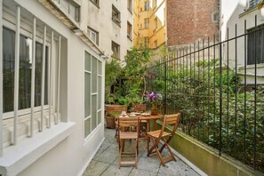 屋外ダイニングエリア