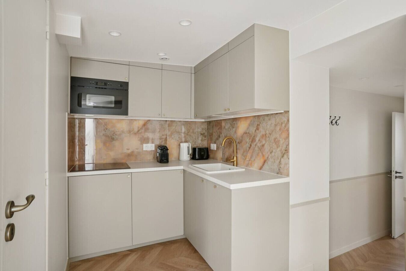 Kühlschrank, Mikrowelle, Geschirrspüler, Toaster