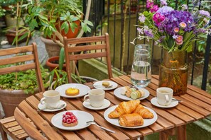 Outdoor dining - Lavie Maison AC & Terrace (Paris)