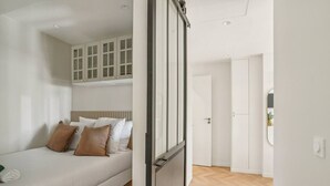 Escritorio, tabla de planchar con plancha, wifi gratis y ropa de cama 
