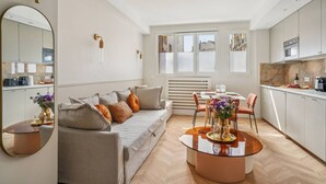 Un apartamento moderno con sala de estar, comedor y cocina.
