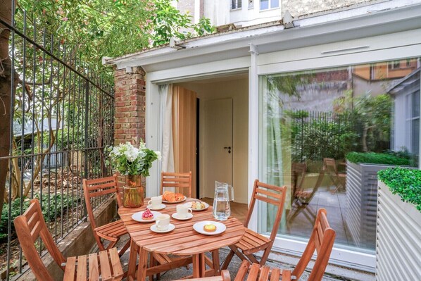 Outdoor dining - Lavie Maison : Terrace & AC (Paris)