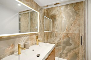 Hair dryer, towels - Lavie Maison : Terrace & AC (Paris)
