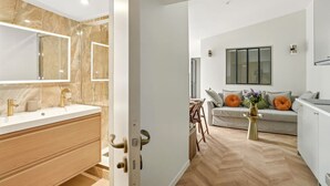 Een modern interieur met een badkamer, een eethoek en een zithoek.