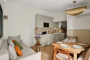 Smart TV - Lavie Maison : Terrace & AC (Paris)