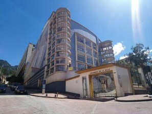 Exterior - AQUI ME QUEDO here I stay (Bogota)