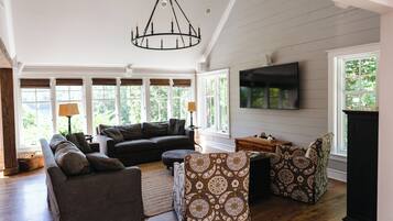 TV connectée, cheminée, jeux vidéo, baby-foot