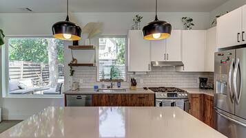 Een koelkast, een magnetron, een oven, een kookplaat