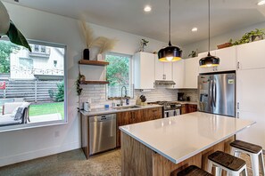 Een koelkast, een microgolfoven, een oven, een kookplaat