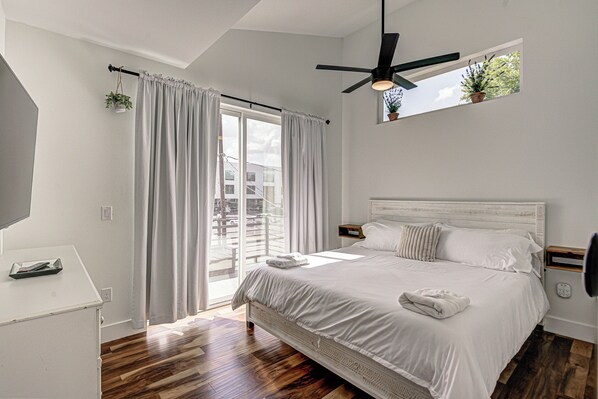 2 slaapkamers, een bureau, een strijkplank/strijkijzer, gratis wifi