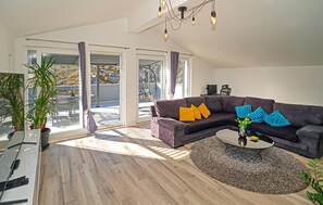 TV - Lovely home in Zrnovnica (Zrnovnica)