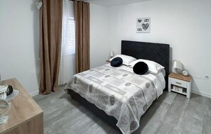 2 bedrooms, travel cot, free WiFi, bed sheets - Gorgeous apartment in Kastel Stari (Kastel Stari)