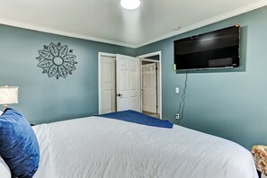 2 bedrooms, iron/ironing board, free WiFi, bed sheets - Dock&Volleyball! Near Downtown - Canary Cottage (Savannah)