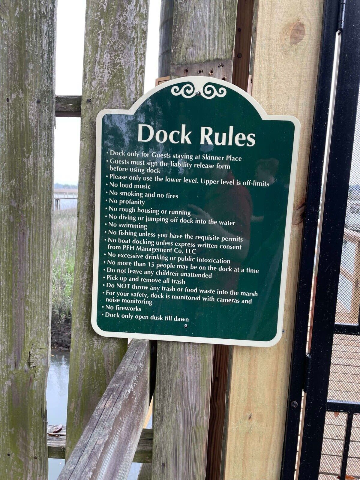Señal que enumera las normas del muelle para los huéspedes de Skinner Place.