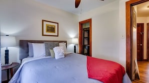 3 bedrooms, iron/ironing board, free WiFi, bed sheets - Dock & Volleyball! Near Downtown - Golden Getaway (Savannah)