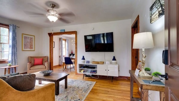 Smart TV - Dock & Volleyball! Near Downtown - Golden Getaway (Savannah)