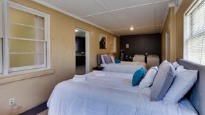 4 bedrooms, free WiFi, bed sheets - Dock & Volleyball! Near Downtown - Green Grotto (Savannah)