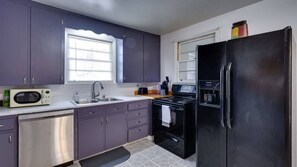 Fridge, microwave, oven, stovetop - Dock & Volleyball! Near Downtown - Green Grotto (Savannah)