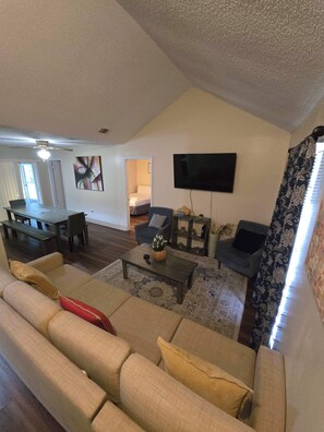 Smart-tv och eldstad