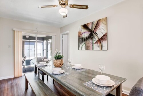 Mins to Downtown & Islands! Robinhood Cottage