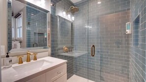 Douche, séchoir à cheveux, serviettes fournies