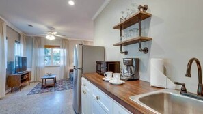 Kühlschrank, Mikrowelle, Wasserkocher mit Kaffee-/Teezubehör, Toaster