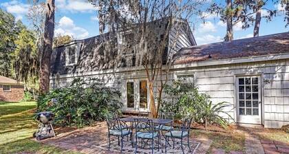 Near Downtown w/ Pool! Oatland Island Escape