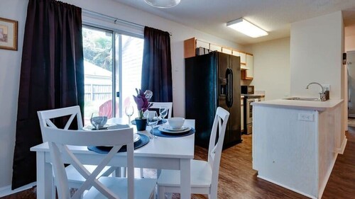 Near Gardens & Downtown - Stay At a Coastal-Haven!