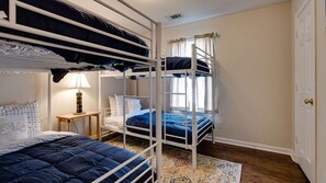 3 bedrooms, iron/ironing board, free WiFi, bed sheets - Near Gardens & Downtown - Stay At a Coastal-Haven! (Savannah)