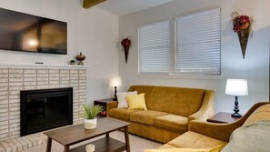 Smart TV, fireplace, ping pong