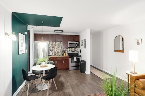 Fridge, oven, stovetop, coffee/tea maker