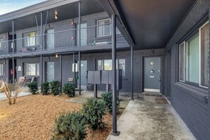 Exterior - Retro Hotel One Bedroom- near downtown with pool! (Nashville)