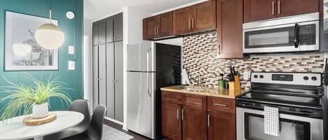 Kühlschrank, Ofen, Herdplatte, Wasserkocher mit Kaffee-/Teezubehör