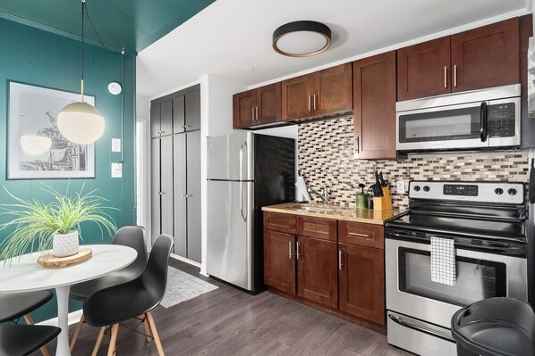 Fridge, oven, stovetop, coffee/tea maker