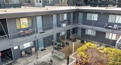 Retro Hotel One Bedroom- near downtown with pool!