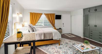 Retro Hotel studio vibe with great pool!