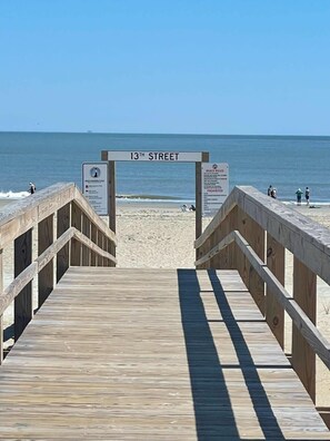 Beach nearby - Steps to the Beach! Flamingle in Fushia, Unit A (Tybee Island)