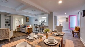 Smart TV, fireplace - Walk to Beach! Flamingle in Fuchsia, Whole House (Tybee Island)