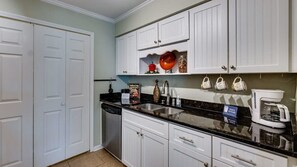 Køleskab, mikrobølgeovn, ovn, kogeplade