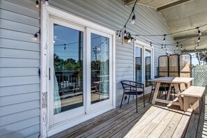 Outdoor dining - Beachside Condos, Private Patios & Beach Path (Tybee Island)