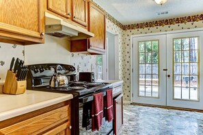 Fridge, microwave, stovetop, dishwasher - Ruby Red Reels- 15 Mins to Downtown (Savannah)