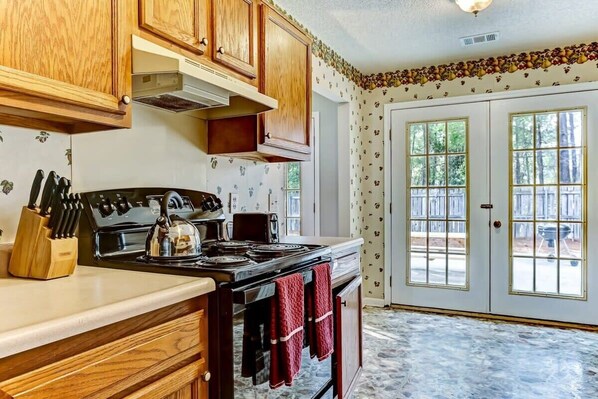 Kühlschrank, Mikrowelle, Herdplatte, Geschirrspüler