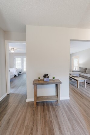 3 bedrooms, iron/ironing board, Internet, bed sheets - Ruby Red Reels- 15 Mins to Downtown (Savannah)