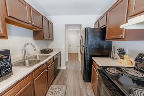 Fridge, microwave, stovetop, dishwasher